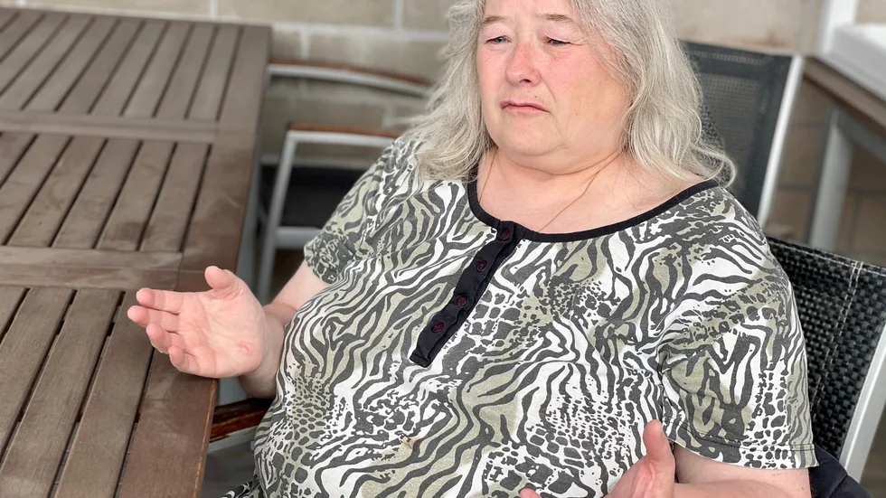 Carina Andersson vädjar till allmänheten att fortsätta använda munskydd, hålla avstånd och använda handsprit. "Pandemin är långt ifrån slut", säger hon.  