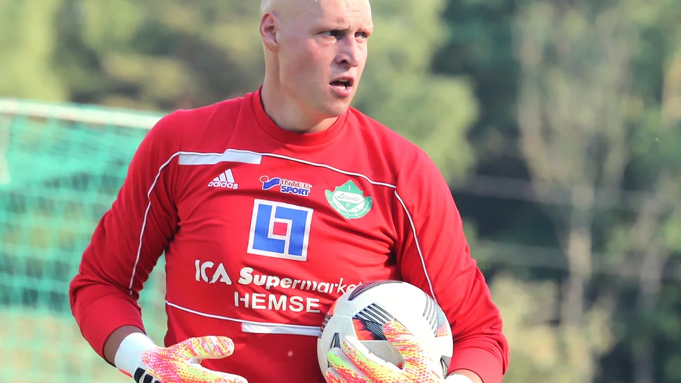 Emil Eriksson har varit en nykelkugge i Levide IF. Nu har målvakten gjort klart med Fardhem Garda.