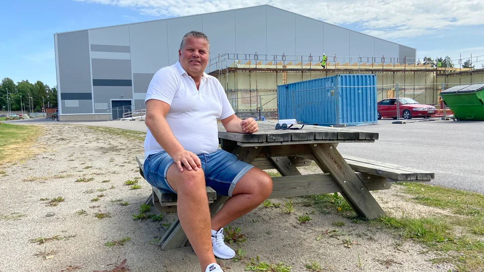 I 13 år har Micael Eriksson jobbat på Svenska bandyförbundet. Nu har han sagt upp sig och ska den 1 juli skriva in sig som arbetssökande vid Arbetsförmedlingen.