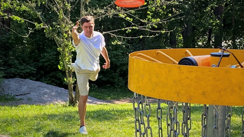 Martin Schönberg har hållit på med frisbee i många år. Han berättar att man normalt har en typ av frisbee för utkastet, en för inspelet till greenen och en för att putta med.