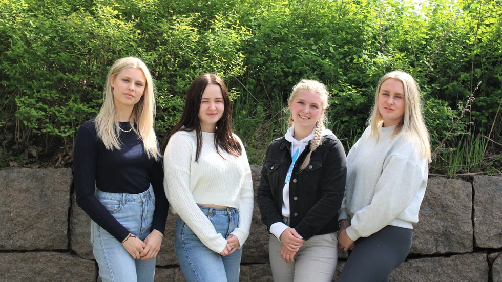 Det viktigaste är att balkommittén har sitt godkännande från polisen, omgivningen respekterar att ingen publik får komma och att vädret spricker upp – sen ska det nog allt bli en bal i parken.
På bilden: Klara Palovaara, Emelie Skarhed, Stina Henriksson och Josefina Karlsson.