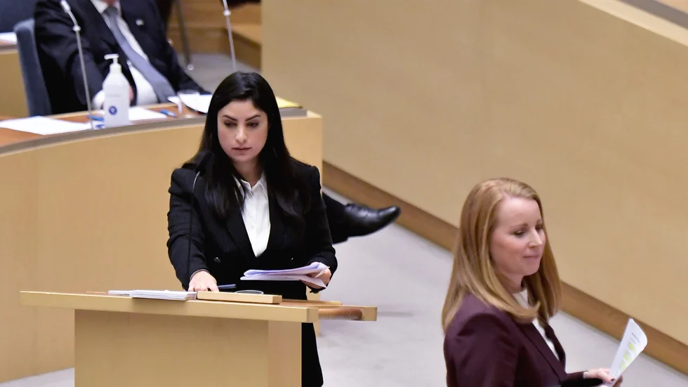 Nooshi Dadgostar (V) och Annie Lööf (C) lär aldrig finna gemensam yta nog för att dela regering. Så nära kan de inte gå.