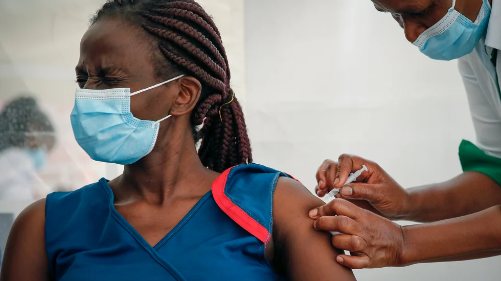 Vårdanställd får sin spruta av AstraZenecas vaccin mot covid-19 i Kenya.