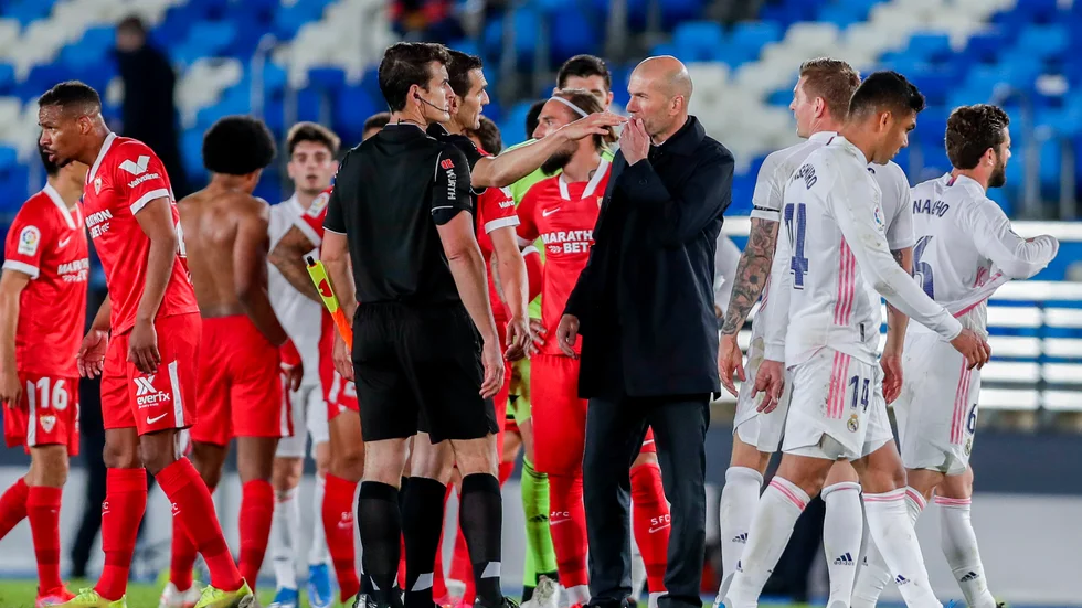 Det diskuterades flitigt med domarna efter matchen.