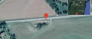 En personbil i singelolycka