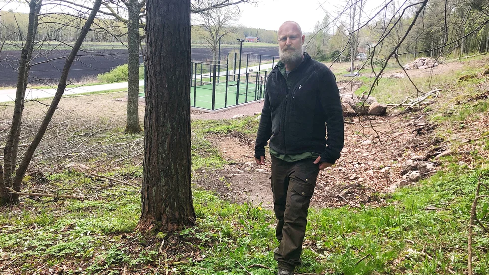 Förra året stod en färdigbyggd padelbana på platsen och nu ska området utvecklas ytterligare med en damm, kafferosteri och ännu en padelbana.