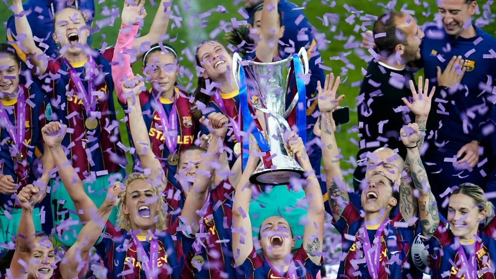 Barcelonas spelare firar Champions League-segern med bucklan.