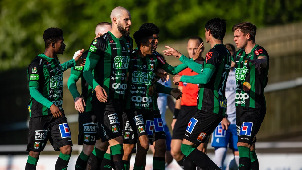 Varberg jublar efter första målet.