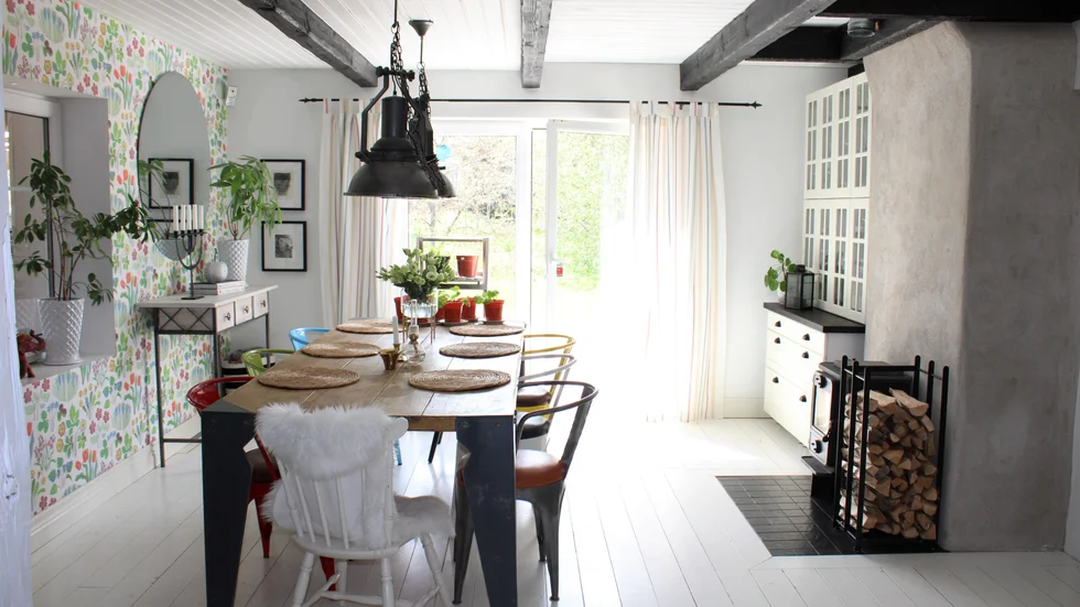 På första riktigt varma dagen det här året träffade Vimmerby Tidning Sara Rundberg Greén i det omsorgsfullt renoverade huset hemma på Vendledasgatan 23. Murstocken är orginal.
