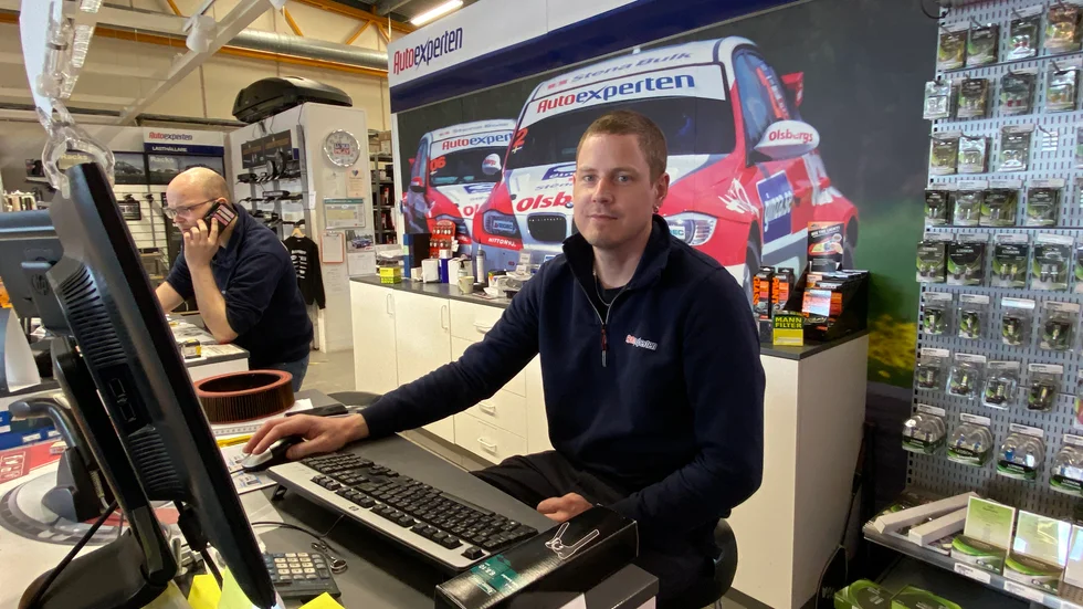 Jonas Eriksson och Johan Arogén Elzén i kassan på Autoexpertens butik i Spelhagen.  