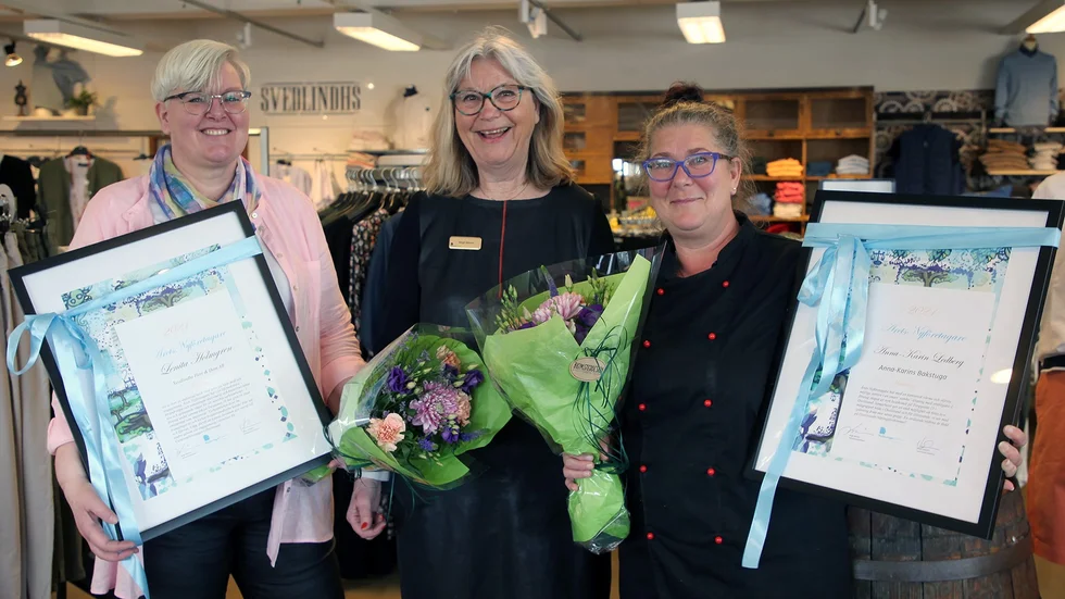 Lenita Holmgren och Anna-Karin Ledberg får priset för årets nyföretagare av Birgit Båvner (mitten) från Nyföretagarcentrum.