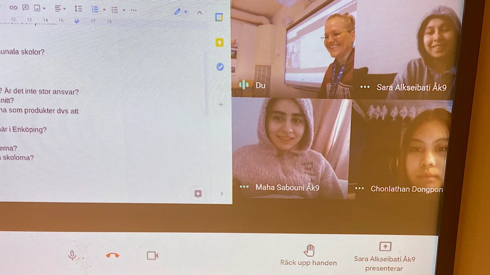 Elvira Armholt, Sara Alkseibati, Maha Sabouni och Fommy Dongpong har SO-lektion där de gör frågor till politikern Mats Flodin.