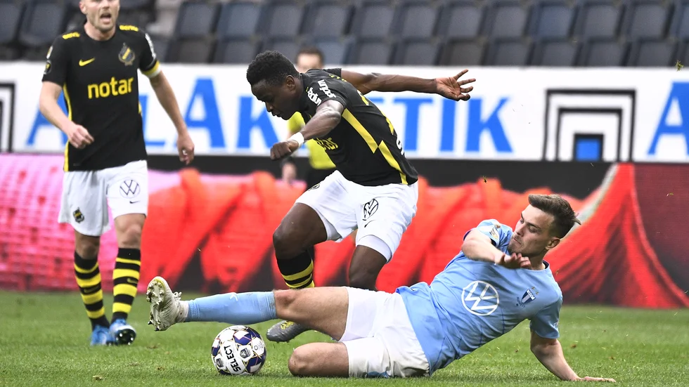 MFF:s Pavle Vagic och AIK:s Erick Otieno i en duell på Friends arena.