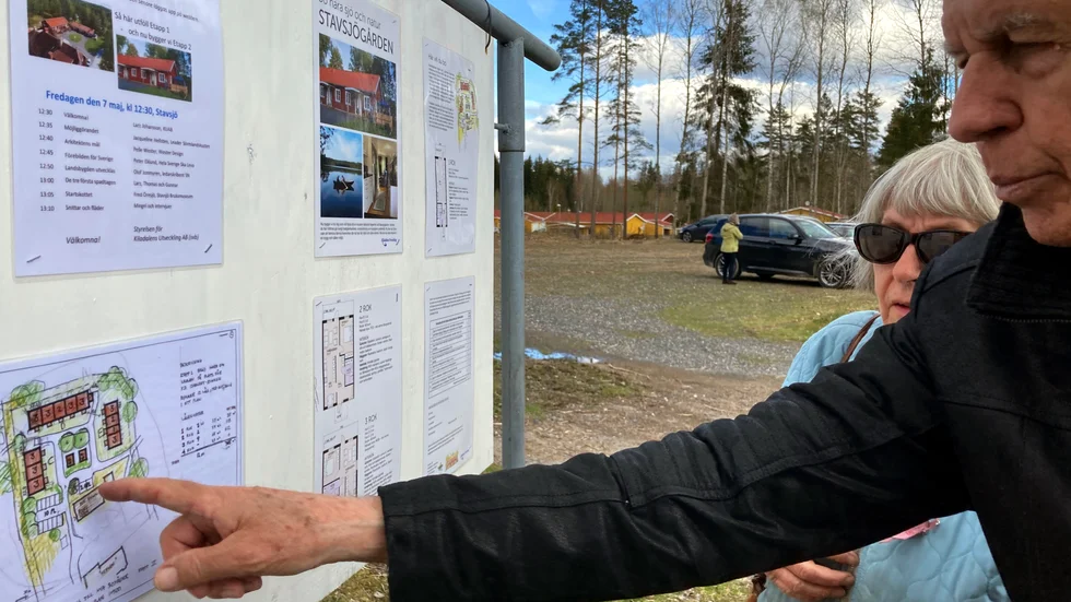 De nya hyreslägenheterna i Stavsjö som nu har fått klartecken att byggas, pekar ut möjligheter också för andra mindre orter. På bilden är det Larz Johansson, en av eldsjälarna i Kiladalens utveckling, som visar hur de nya bostäderna ska växa fram på ytan där den gamla hockeyrinken från Rosvalla länge stod.