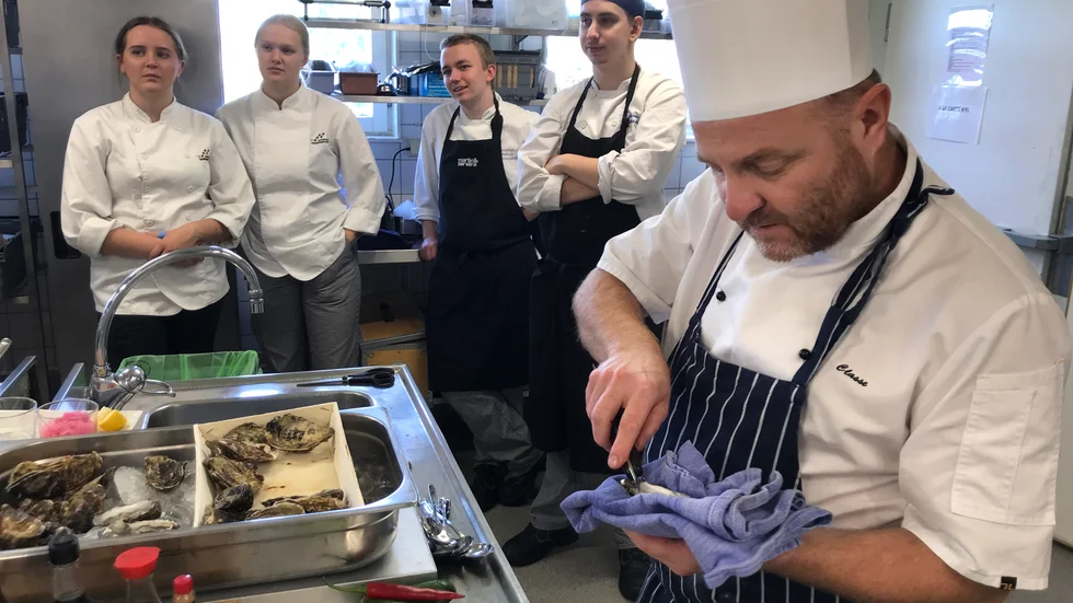 "Det sitter en liten muskel här i. Den måste man hjälpa gästerna att lossa så att den ligger löst", säger Claus Jarding när han håller ostronlektion för eleverna på Hotell- och restaurangskolan.