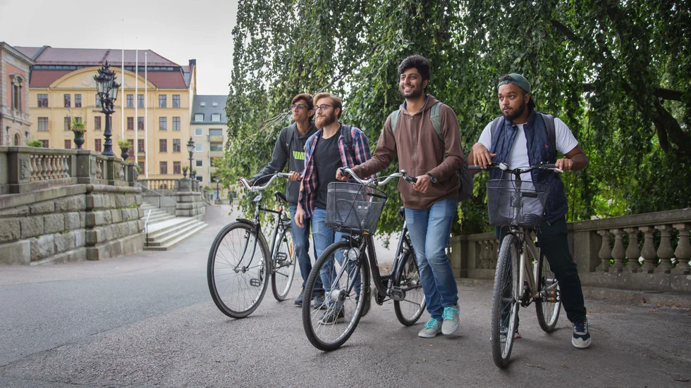 Ajay Varma, Leon Libbey, Karthik Venkataraman och Jason Mendes har precis träffats. De är på upptäcksfärd i sin nya stad och har precis skrivit in sig på Kalmar nation. 
