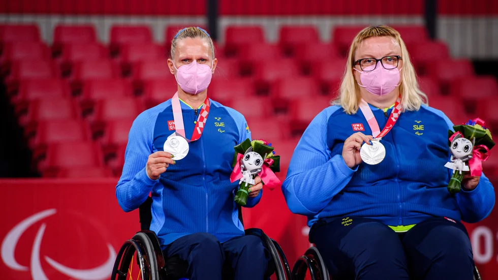Ingela Lundbäck och Anna-Carin Ahlqvist förlorade finalen i lagtävlingen i bordtennis i Paralympics.