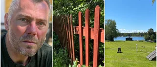 Överväger stämma kommunen för borttaget staket