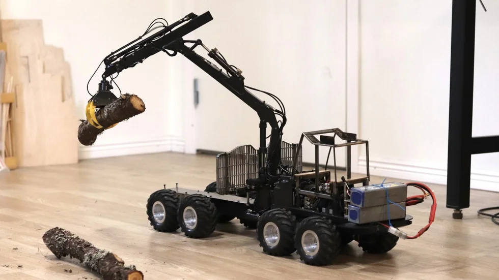 Maskinen är eldriven och kran och styrning körs med hydraulik precis som på den riktiga maskinen.