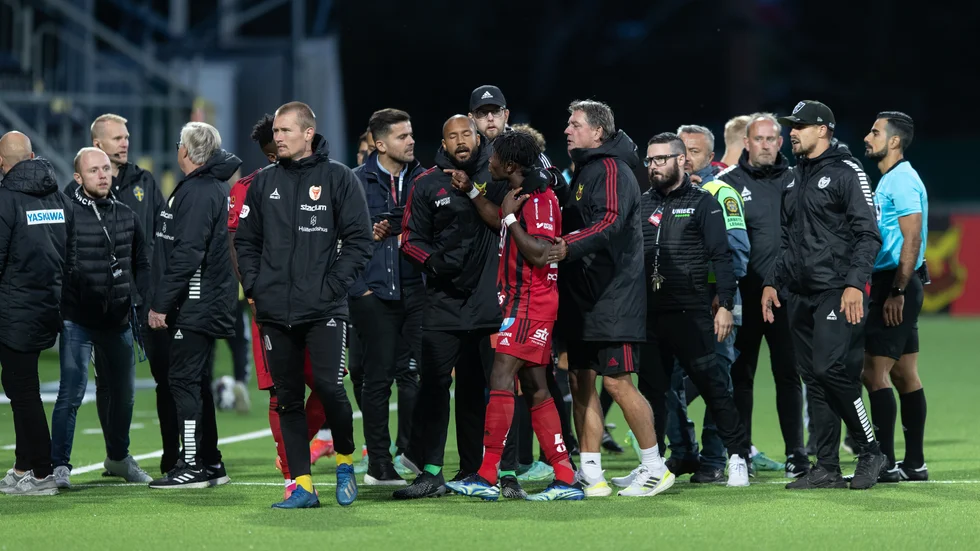 Det blev ett rejält tumult i måndagens match mellan Östersund och Kalmar.