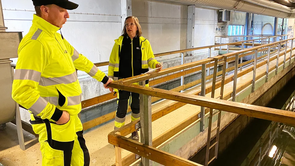 Mattias Flodin och Helena Larsson visade besökarna runt i anläggningen och berättade om de olika stegen i avloppsreningen.
