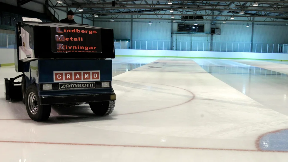 Ishallen i Rosvik kan vara ett alternativ för Luleås unga konståkare och ishockeyspelare om det finns lediga tider, anser Centern.