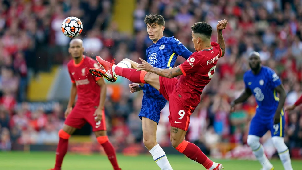Chelseas Kai Havertz, till vänster, i kamp med Liverpools Roberto Firmino i det oavgjorda toppmötet i Premier League.