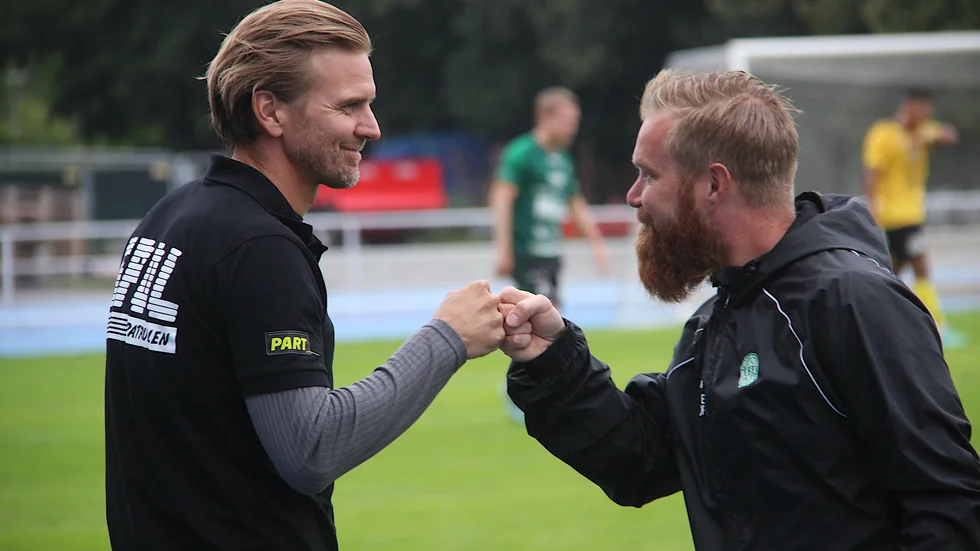 Tränarnas första seger i den nya rollen. Henrik Norrström, t h, tackar Johan Slättman i samma stund som matchen blåses av och tre tunga derbypoäng är räddade.