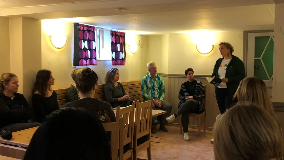 "Om det är en akut situation ska man direkt ringa till polisen", säger Anna Edebo som talade under Centerkvinnornas arrangemang på lördagen.