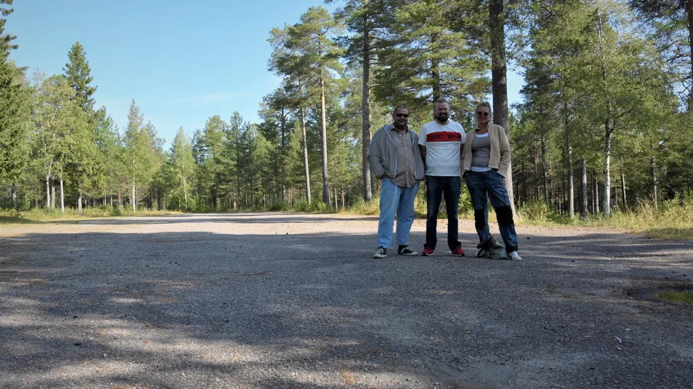 Den 1 juni 2022 är trions förhoppning att det ska gå att spela padel på marken de står på.