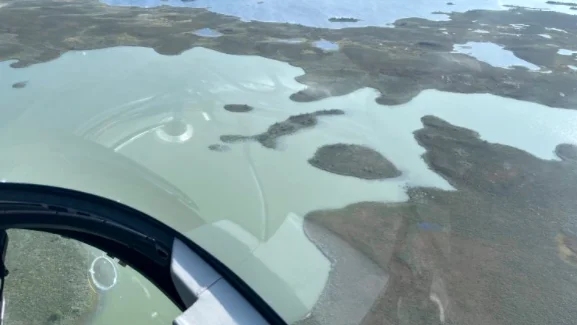 Båssjojaure och övre Tjålmejaures vatten blev helt plötsligt grönt i slutet av juli, något som sannolikt aldrig tidigare inträffat.