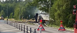 Lastbil började brinna i förarhytten – orsakade stopp i båda riktningar