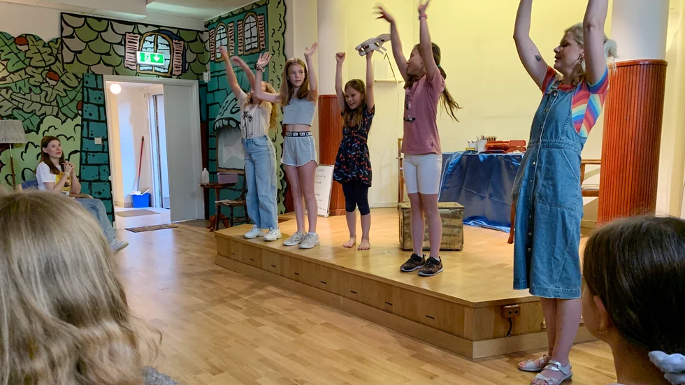 Ebba Lidman, 9 år, Amanda Bobic, 12 år, Lovisa Jonsson, 10 år, Ella Skytt, 11 år, och kursledare Jenny Andreen tackar för applåderna. 