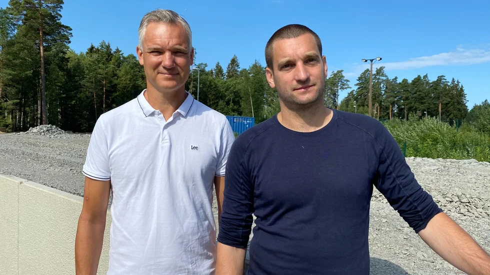 Projektledarna Patrik Söderqvist och Axel Strandell framför den kommande delen av asfaltsbanan där skyttevallen är placerad.