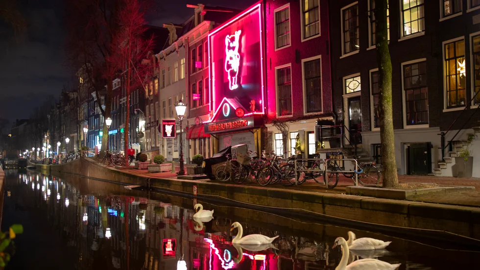 Det så kallade red light-distriktet i Amsterdam har varit tomt på turister under pandemin. Nu siktar den nederländska huvudstaden in sig på en annan sorts besökare.