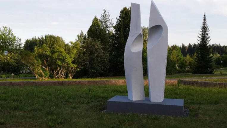 Skulpturen "Ellips" har rests till minne av de nio personer som omkom i flygolyckan i Umeå 2019.