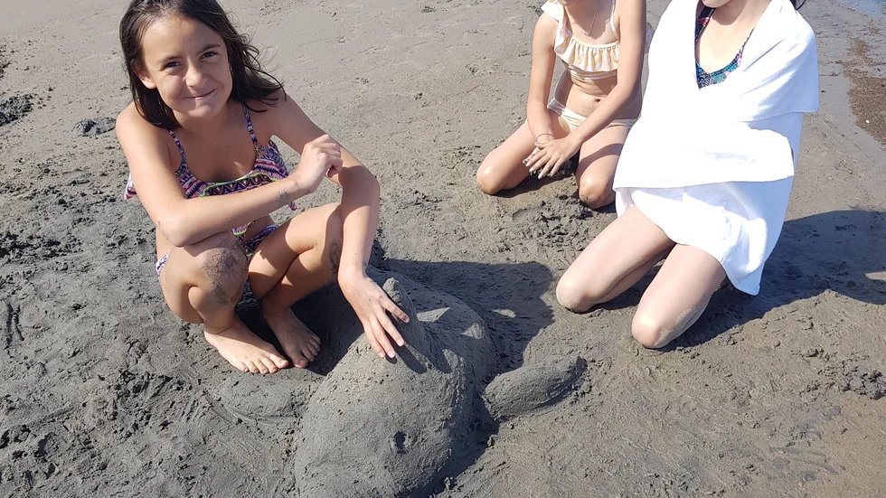 Kompisarna och tremänningarna Melody, Arya och Amerya skapade i sand.