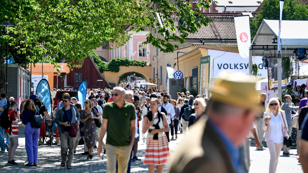 Region Norrbotten har budgeterat 1,5 miljoner kronor för årets deltagande i Almedalen. "Förra året tror jag vi gjorde av med 1,2 miljoner kronor, så vi använde inte upp hela budgeten. Vilket är hälften av den totala kostnaden. Notan delar vi med LKAB och Luleå tekniska universitet är medarrangörer", säger Janus Brandin, regional utvecklingsdirektör på Region Norrbotten.