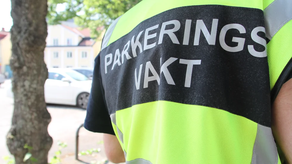 Kan inte parkeringsvakterna stoppa och böta dessa oansvariga och okunniga elsparkcykelkörare? undrar signaturen Maria.