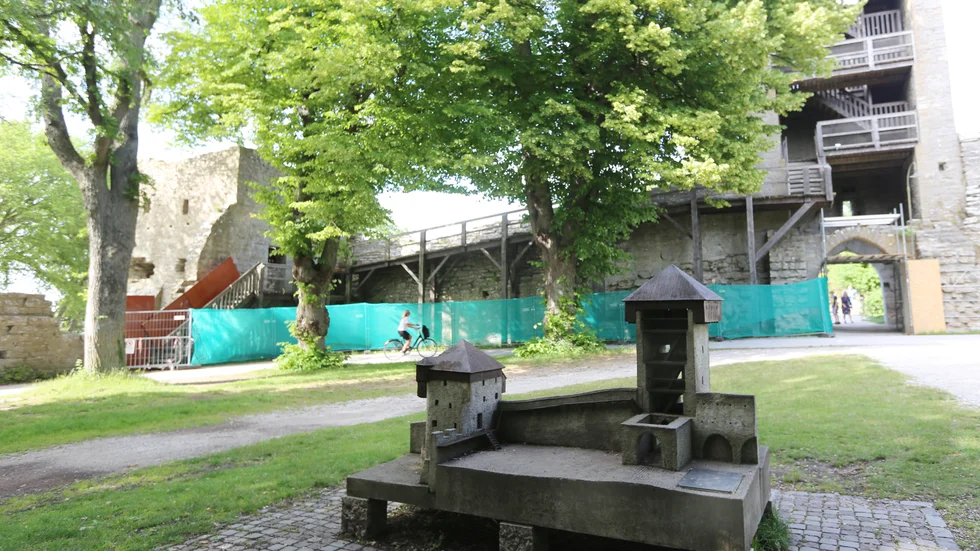 Väktargång längs ringmuren i Visby har stängts sedan trävirket blivit murket på vissa delar. 