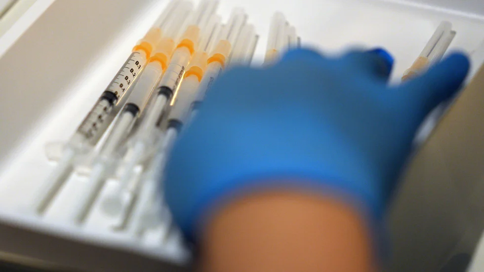 Sprutor med Modernas vaccin mot covid-19. Arkivbild.