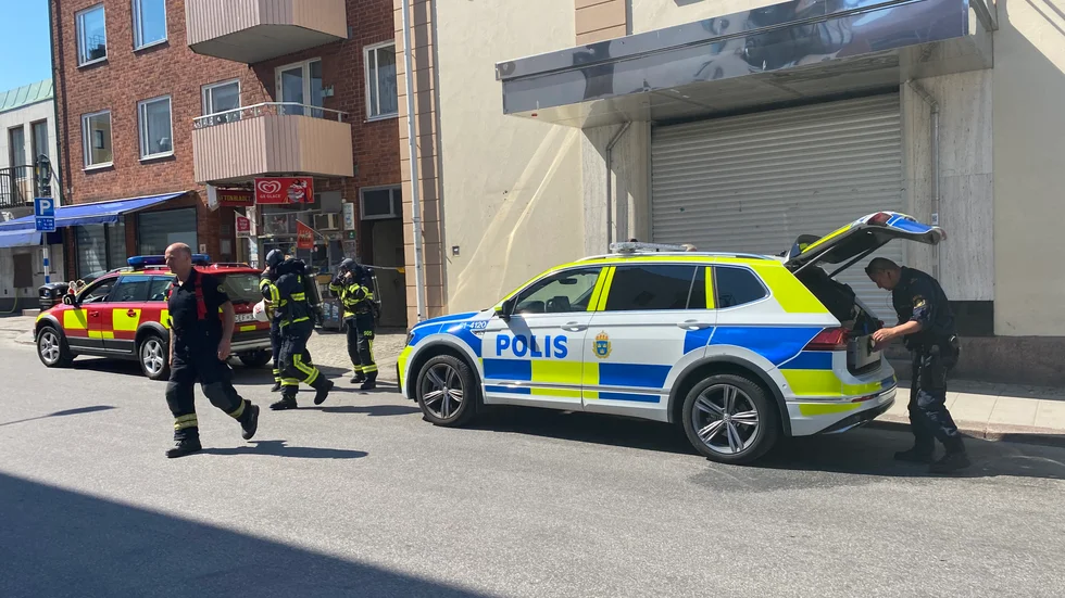 Polis och räddningstjänst var på plats under förmiddagen för att fotografera i garaget. Rökdykare krävdes för att ta sig ner.  