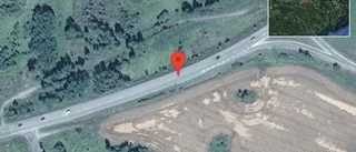 En personbil i olycka på väg 900