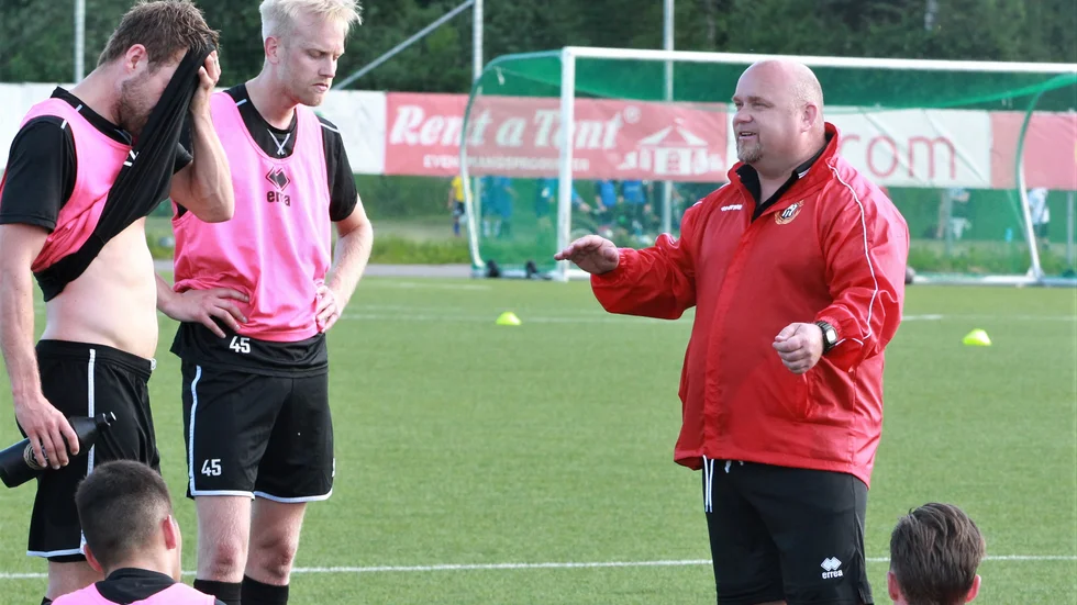 Rickard Larséns Smedby får äntligen spela matcher igen. Vi sänder kvällens träningsmatch mot Mjölby AI ikväll på sajten.