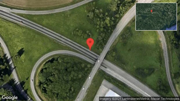 Personbil stillastående på E20