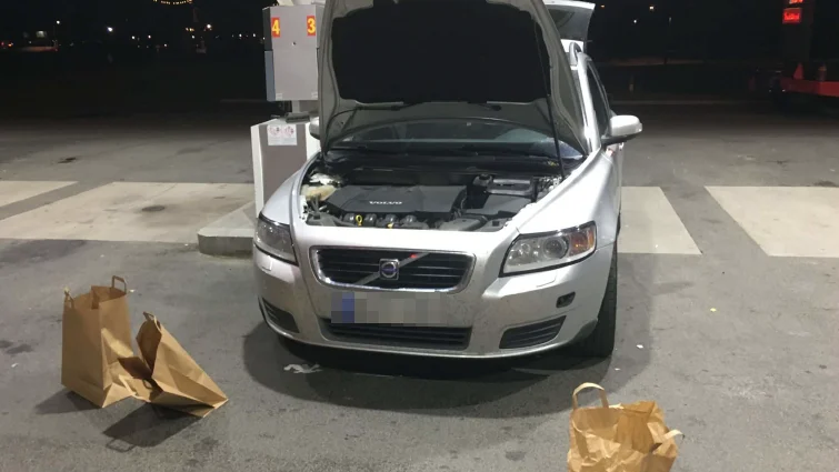 Vid genomsökning av bilen fann polisen större mängder narkotika. Nu åtalas en 20-årig man för grovt narkotikabrott.