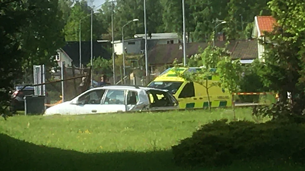 Polis prejade en bil av vägen i villakvarter. "Det är noga avvägt", säger gruppchefen för ingripandeverksamheten, Gabriella Bodger, som förklarar hur polisen arbetar i sådana här situationer.
