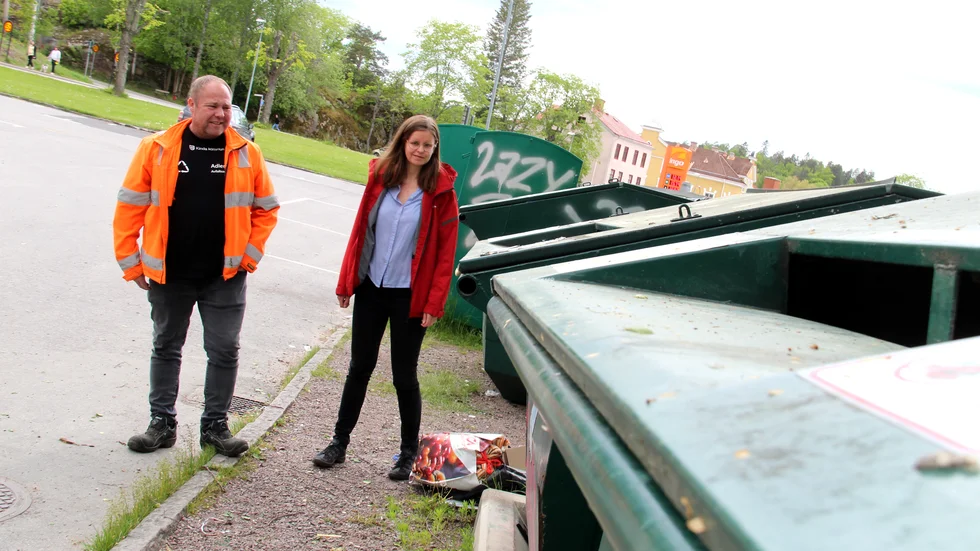 Tommy Johansson från kommunens renhållningsavdelning och miljö- och hälsoinspektören Emma Lilja visar upp hur det kan se ut vid återvinningsstationerna i Kinda.