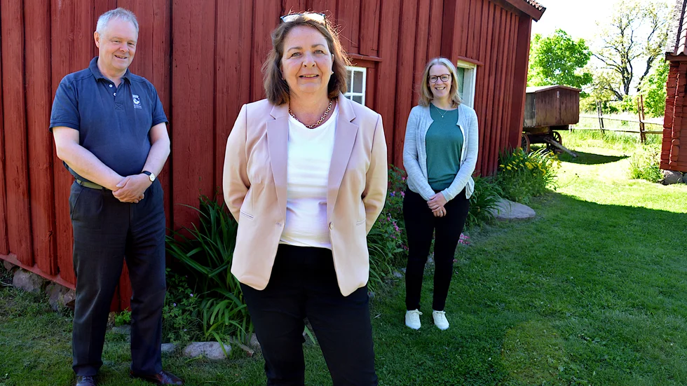 Västerviks museum har fått pengar för att skapa en kulturarvsnod. Maria Nordensten (i mitten) kommer leda projektet. Bredvid henne står museichefen Olof Nimhed och musiepedagogen Maria Lönnegren Wiksten, som också kommer vara en av medarbetarna i projektet.