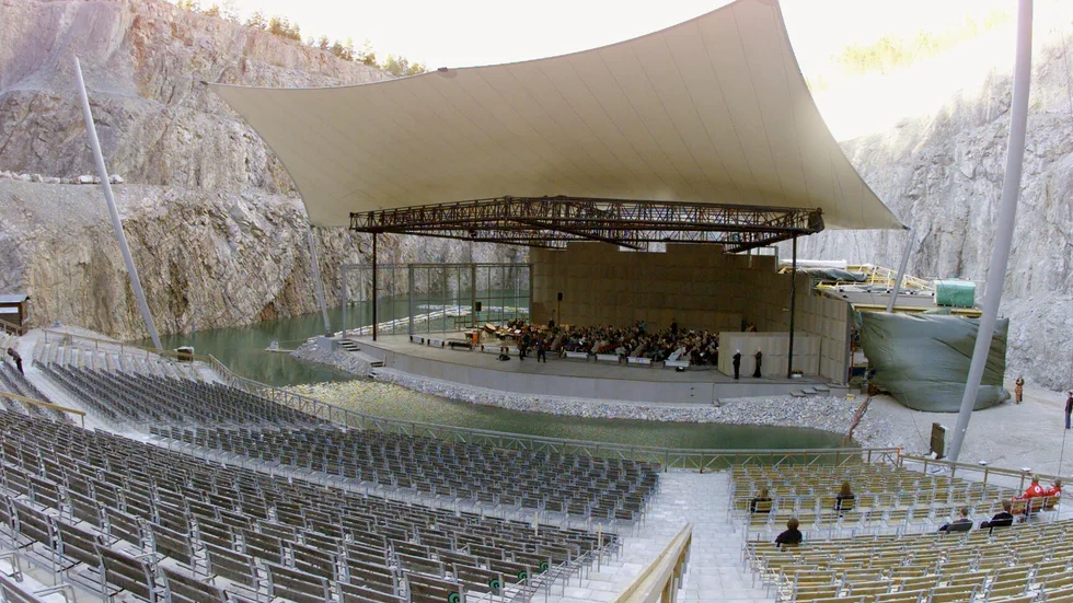 1999 hade musikalen "Mamma Mia!" premiär i London. I sommar ges den på Mölleplatsen i Malmö och på Dalhalla i Rättvik. Arkivplats.